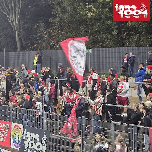 Fans der Frauen des 1. FC Köln beim Spiel des 1. FC Köln gegen Bayer 04 Leverkusen am 01. November